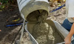 Mieszanie betonu w betoniarce, kluczowe są odpowiednie proporcje betonu, aby uzyskać trwałą mieszankę.