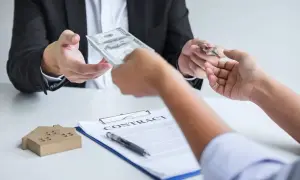 Podpisanie umowy przedwstępnej sprzedaży mieszkania. Przekazanie pieniędzy i kluczy.