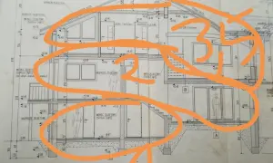 Rysunek techniczny przedstawia przekrój budynku, ukazując fundamenty, ściany i strop nad parterem. Widoczna jest konstrukcja żelbetowa, w tym wieńce i nadproża, które stanowią kluczowe elementy nośne każdej kondygnacji.