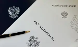 Akt notarialny z piórem i godłem Polski.