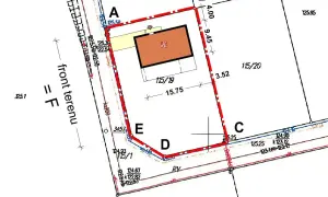 Mapa zasadnicza z zaznaczonym budynkiem i granicami działki. Widać wymiary, wysokości i oznaczenia punktów geodezyjnych.