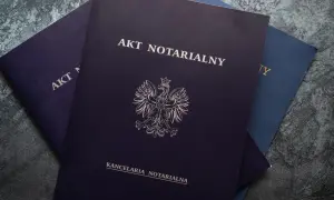 Akt notarialny z godłem Polski. Dokumenty prawne, takie jak umowa przyrzeczona, czekają na podpis.