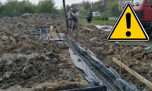Budowa trwa! Wylewanie betonu na ławy fundamentowe. Ekipa pracuje, by dom stał mocno.