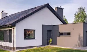 Nowoczesny dom z białymi i szarymi akcentami, prezentujący najmodniejsze kolory elewacji.