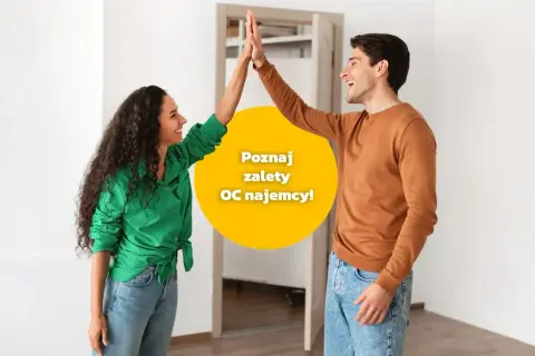 Para świętuje, dając sobie piątkę. Na żółtym tle napis: "Poznaj zalety OC najemcy!".