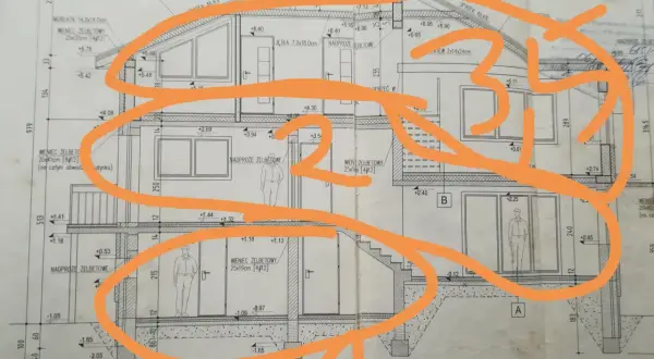 Rysunek techniczny przedstawia przekrój budynku, ukazując fundamenty, ściany i strop nad parterem. Widoczna jest konstrukcja żelbetowa, w tym wieńce i nadproża, które stanowią kluczowe elementy nośne każdej kondygnacji.