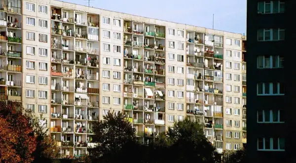 Z czego budowano bloki? Poznaj materiały i technologie z lat 60