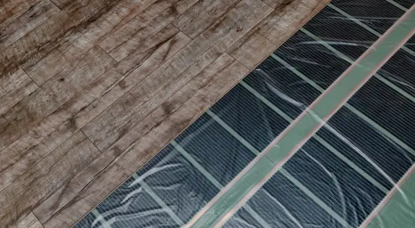 Drewniana podłoga obok instalacji ogrzewania podłogowego.
