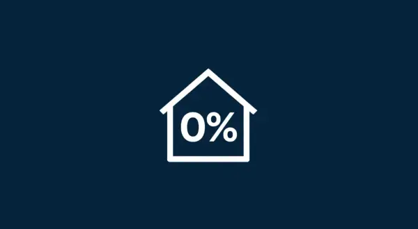 Biały zarys domu z napisem "0%" w środku. Idealny symbol dla kredytu bez wkładu własnego.
