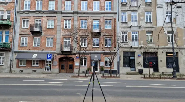 Kamienice z cegły i tynku, z balkonami i oknami. Na parterze restauracja "Oficyna", co to za miejsce?