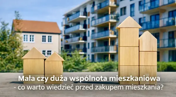 Drewniane klocki w kształcie domów przed budynkiem mieszkalnym. Mała czy duża wspólnota mieszkaniowa – co warto wiedzieć przed zakupem mieszkania?