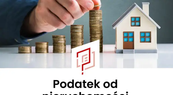 Ręka kładzie monetę na rosnącej stercie monet obok modelu domu. Temat: podatek od nieruchomości.