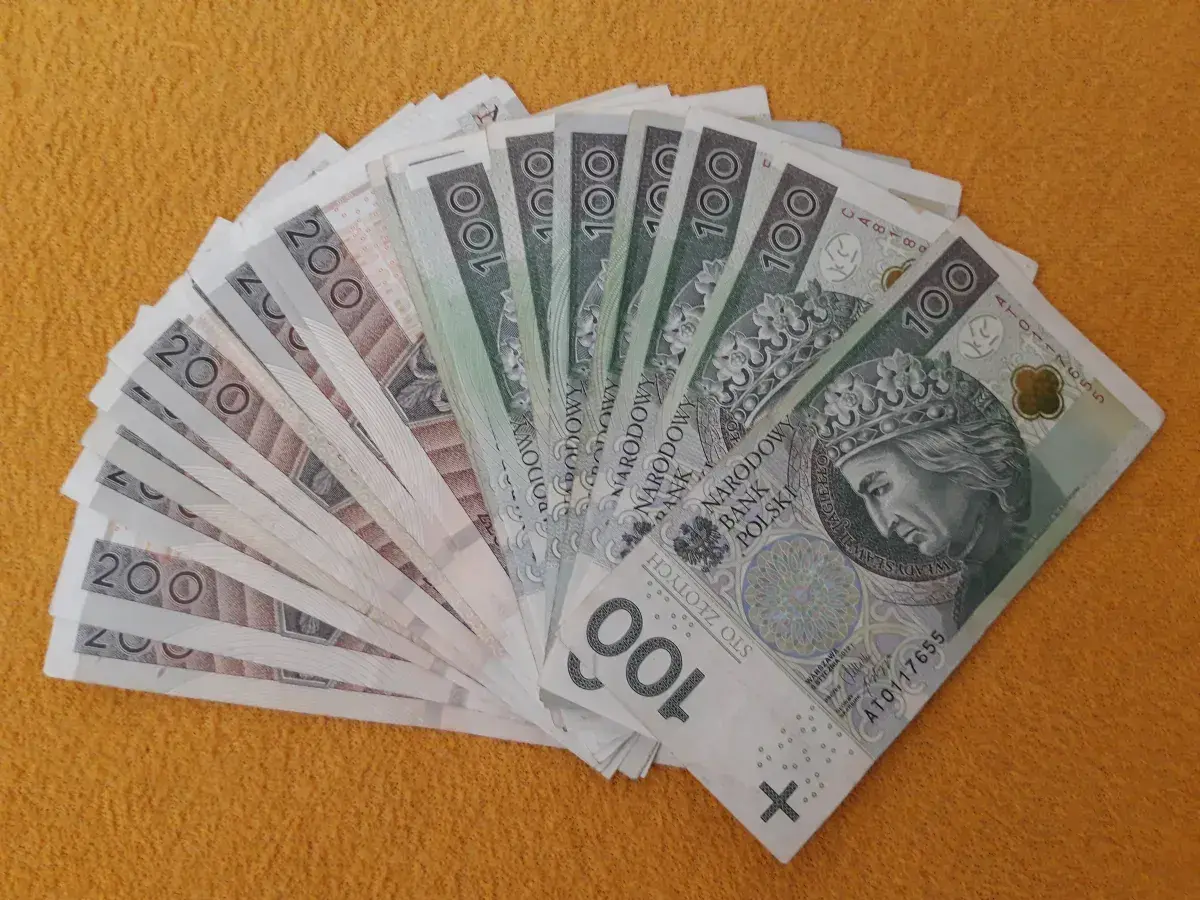 Stos banknotów 100 i 200 zł, miły gest od brata.