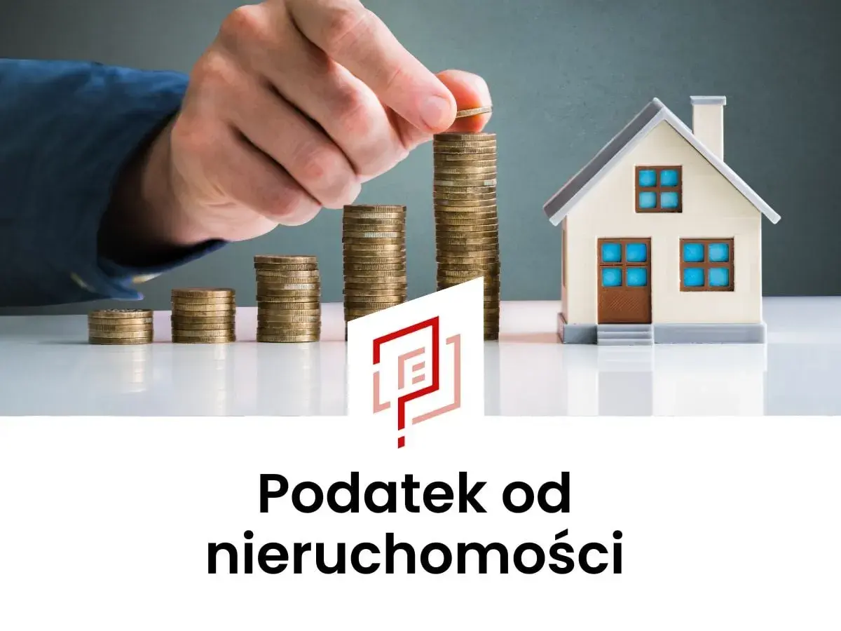Ręka kładzie monetę na rosnącej stercie monet obok modelu domu. Temat: podatek od nieruchomości.