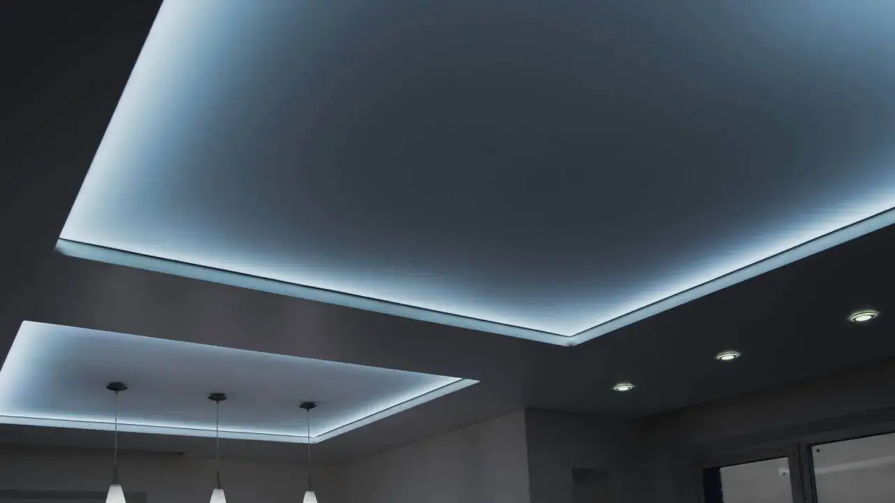 Nowoczesny sufit napinany z podświetleniem LED. Wady? Brak widocznych połączeń, idealnie gładka powierzchnia.