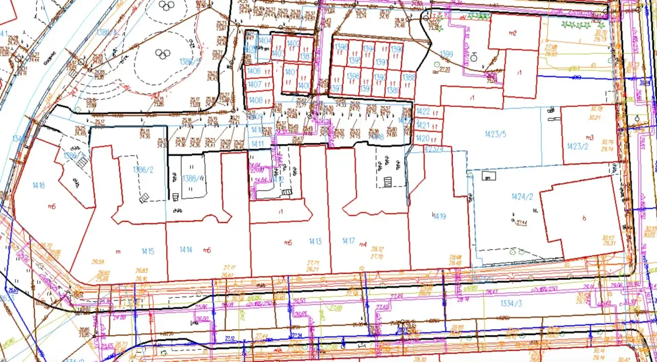 Plan zagospodarowania przestrzennego z zaznaczonymi działkami, drogami i budynkami. Widać numery działek i oznaczenia, które mogą wskazywać na warunki zabudowy na działce rolnej.