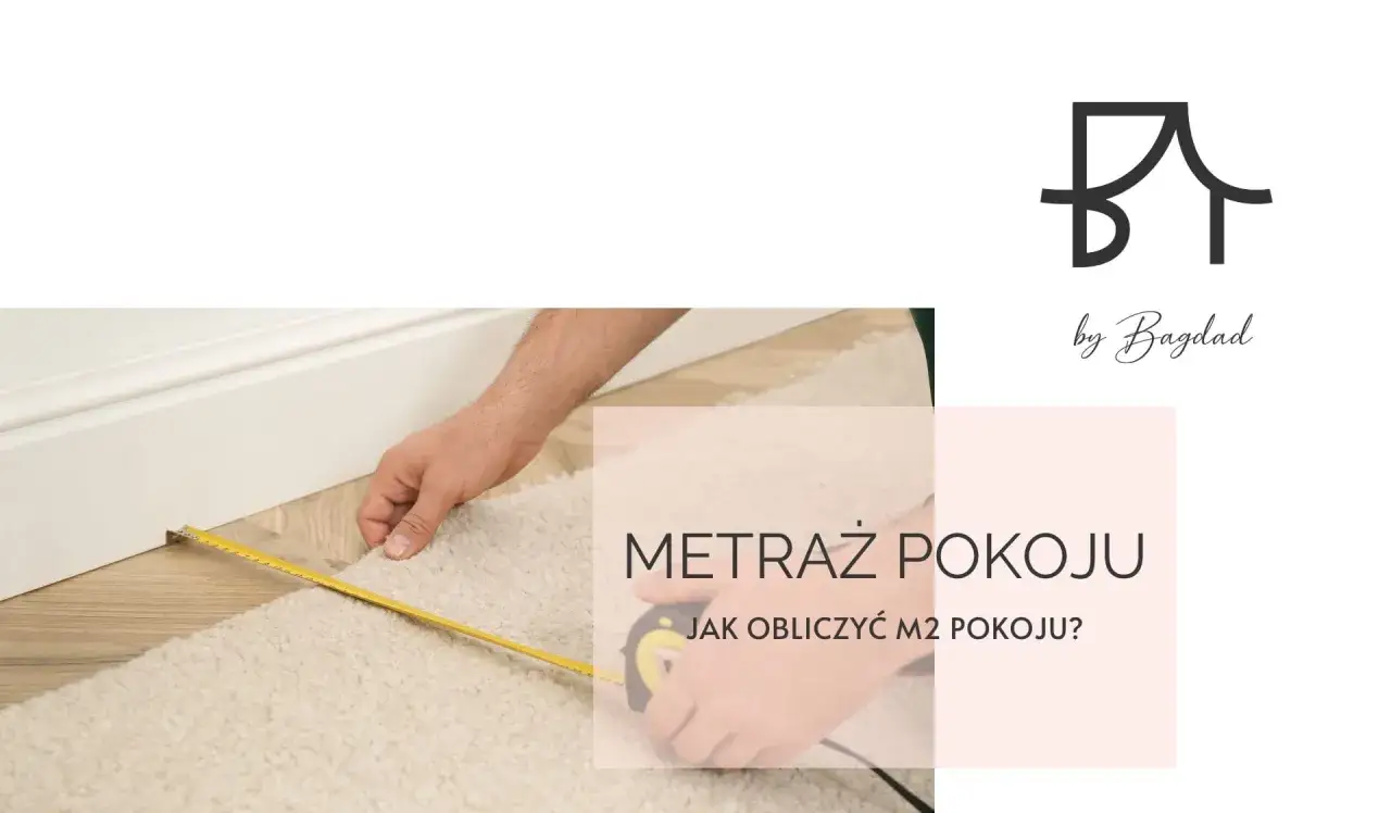 Dłoń mierzy dywan taśmą, by pokazać, jak obliczyć metry kwadratowe pokoju. Logo 