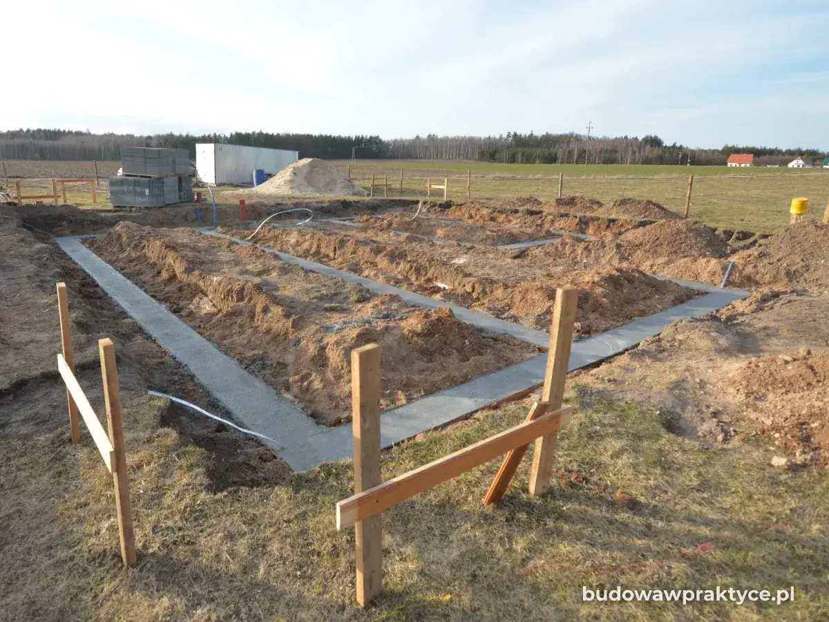 Wykonano fundamenty domu. Wykopano rowy, wylano beton, tworząc solidną podstawę pod przyszłą budowę.