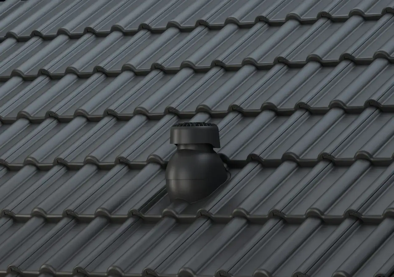 Czarny, nowoczesny odpowietrzenie kanalizacji na ciemnoszarym dachu z dachówki ceramicznej.
