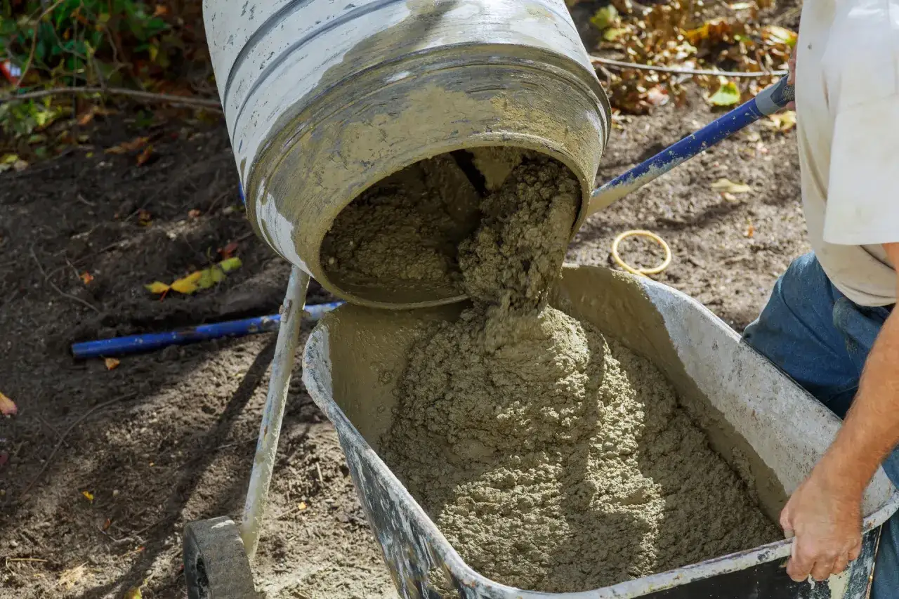 Mieszanie betonu w betoniarce. Właściwe proporcje suchego betonu są kluczowe dla uzyskania trwałej mieszanki.