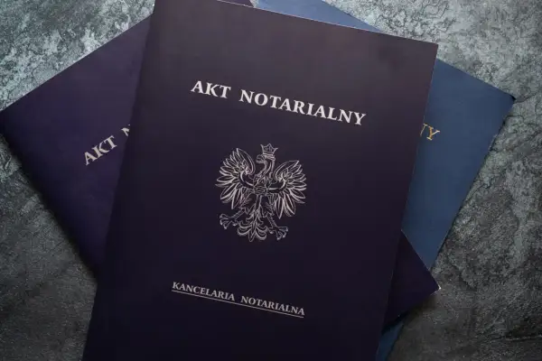 Akt notarialny z godłem Polski. Dokumenty prawne, takie jak umowa przyrzeczona, czekają na podpis.