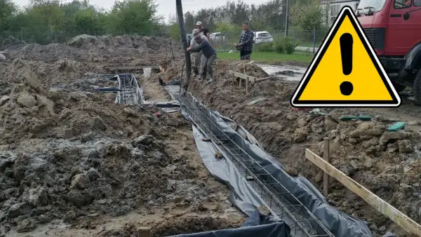 Budowa trwa! Wylewanie betonu na ławy fundamentowe. Ekipa pracuje, by dom stał mocno.