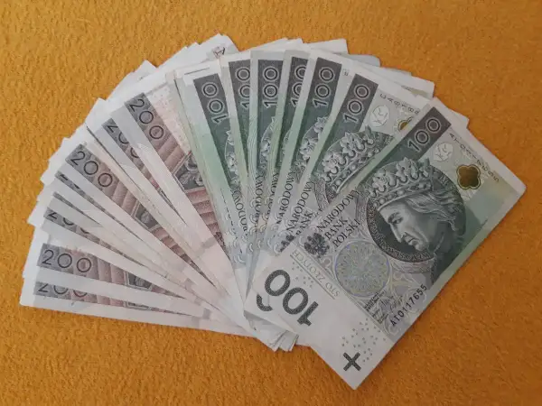 Stos banknotów 100 i 200 zł, miły gest od brata.