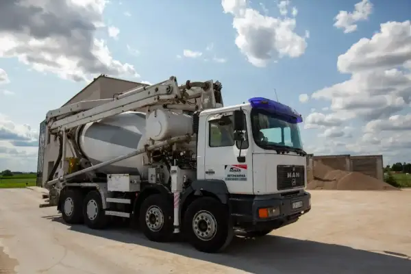 Gruszka betonu czeka na załadunek. Zastanawiasz się, ile kosztuje gruszka betonu? Ta potężna maszyna jest kluczowa na budowie.