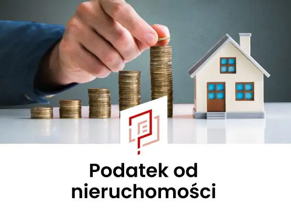 Ręka kładzie monetę na rosnącej stercie monet obok modelu domu. Temat: podatek od nieruchomości.