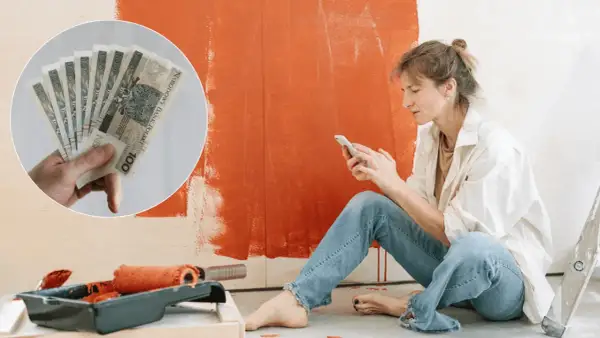 Kobieta planuje remont mieszkania, przeglądając telefon. W tle widać farbę i wałek, a w rogu zdjęcie pieniędzy, sugerujące dotację na remont mieszkania.